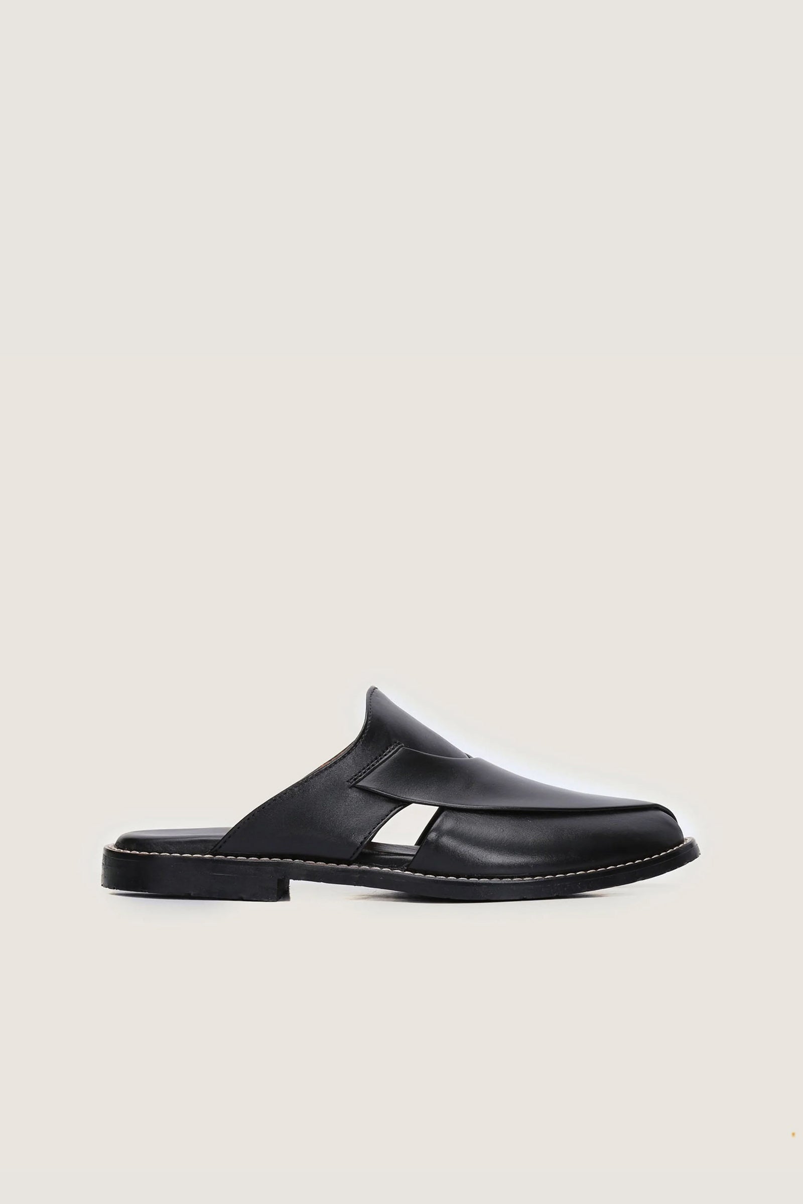Luxurious Peshawari Mules in Black & Red. 