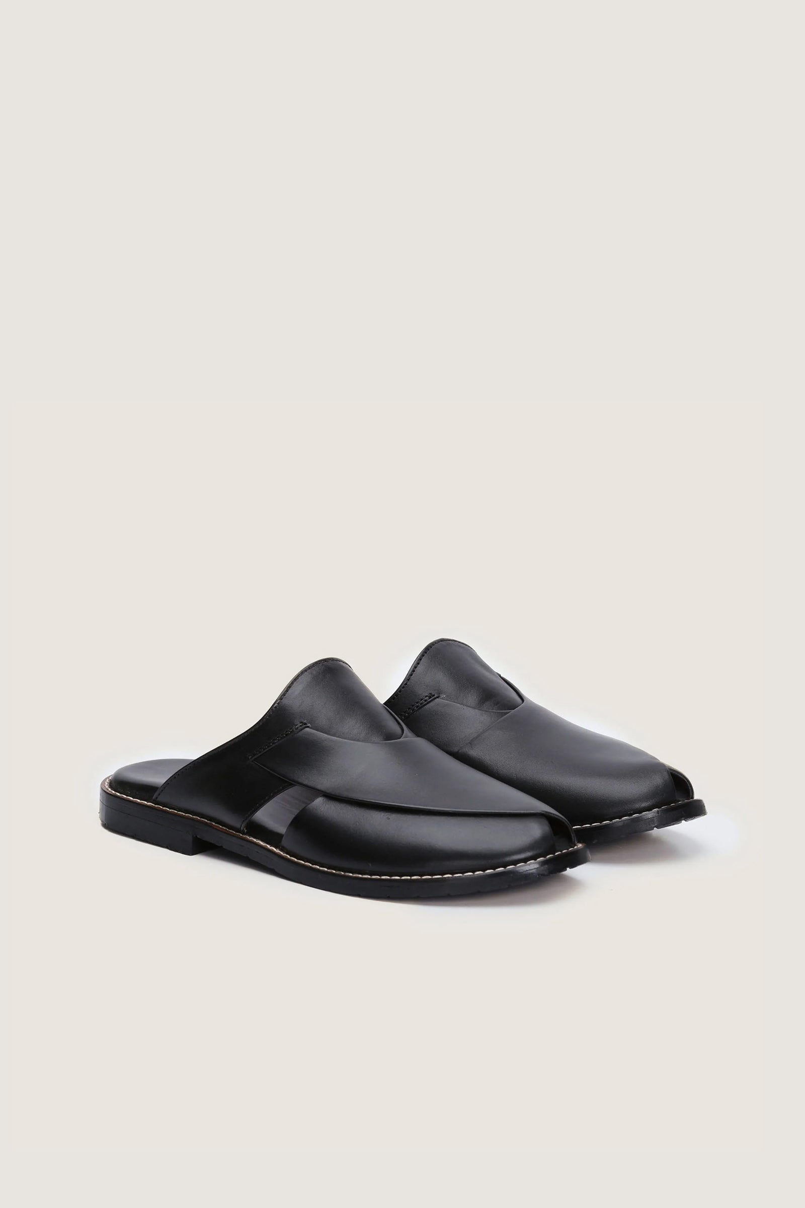 Luxurious Peshawari Mules in Black & Red. 
